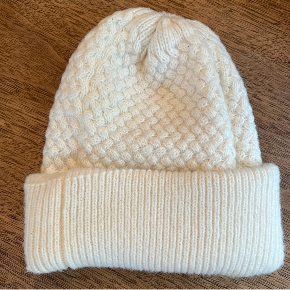 Juicy Couture White Knit Beanie Hat One Size Heart Logo Winter Cozy - Picture 11 of 13